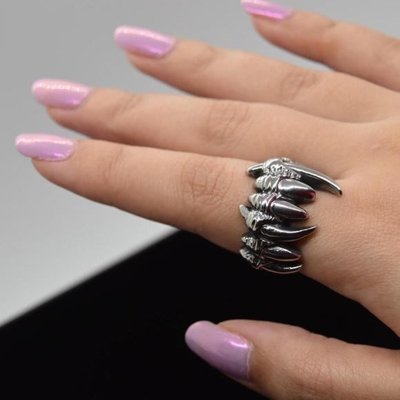 Sabertooth Ring - Picture 2 of 8